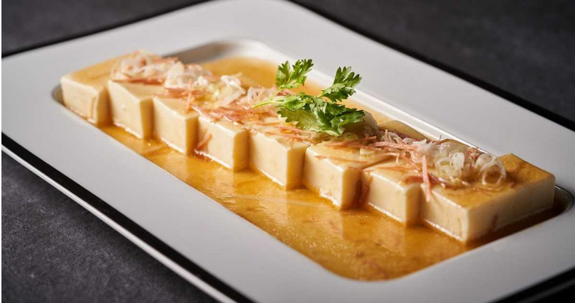 「太史滑豆腐」以雞湯取代水，製成香滑細嫩的雞汁豆腐。（580元）
