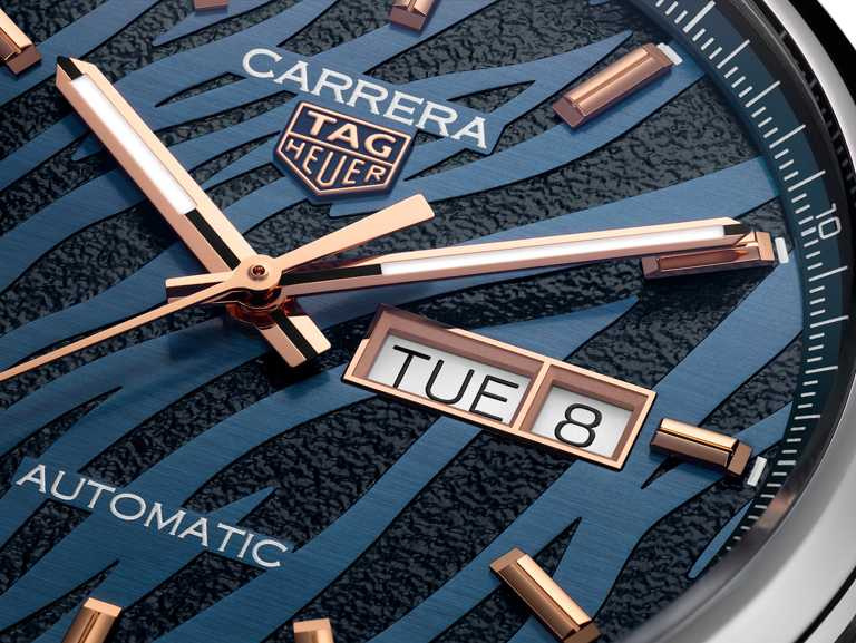 TAG Heuer「Carrera」虎年限量腕錶，錶面覆以交疊的藍色紋理條紋，與鍍18K玫瑰金時標、指針及日期窗口形成鮮明對比。（圖╱TAG Heuer提供）