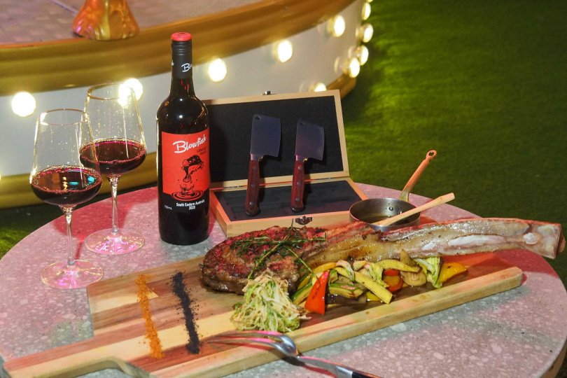 「52盎司戰斧牛排分享餐」適合4人分享，套餐贈送「寶貝魚-卡本內梅洛紅酒」乙瓶，帶有獨特黑莓及李子香氣。