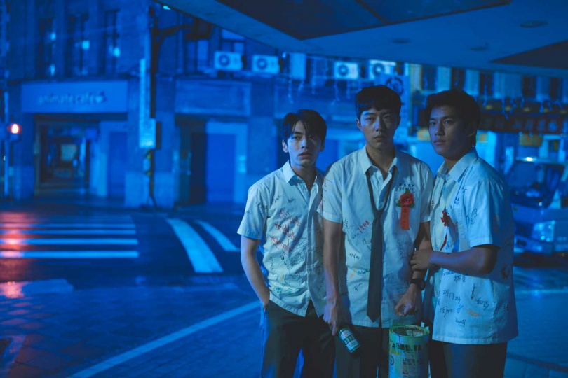 宋柏緯（左起）、蔡凡熙、朱軒洋在《黑的教育》上演真心話大冒險，意外遭黑道追殺。（圖／禾豐九路提供）