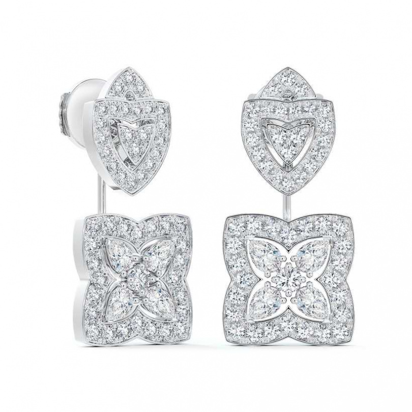 De Beers Enchanted Lotus 18K白金垂墜式鑽石耳環／895,000元  美麗的圓形明亮式切割鑽石被梨形切割鑽石環繞，巧妙地突顯蓮花的優雅美態。（圖／品牌提供）