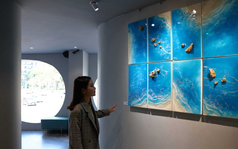 「綠園道裡的愛情海洋」主題展與畫家謝昀庭合作，民眾可近距離欣賞流動畫《怕海》。