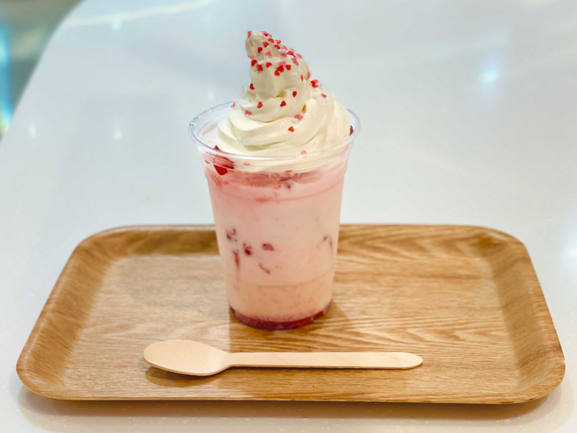 Xpark與日本知名咖啡連鎖店「PRONTO corporation」攜手合作的台灣一號咖啡店「Xcafe by PRONTO」推出了「櫻花草莓牛奶漂浮」飲品。