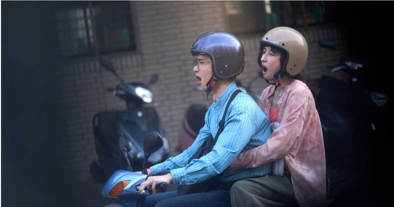 《童話故事下集》柯佳嬿、劉以豪飾演小資夫妻，打著呵欠騎車上班。（圖／打勾勾娛樂）