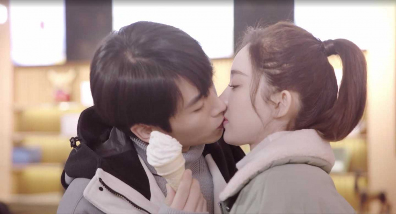 陳曉（左）、古力娜扎（右）在《無與倫比的美麗》回憶約會時邊吃冰淇淋邊接吻。（圖／MyVideo提供）