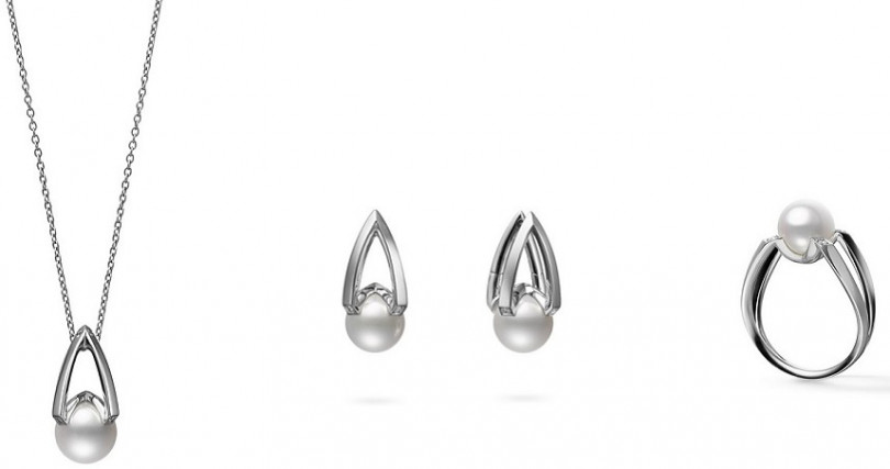 （左起）MIKIMOTO M系列珍珠鑽石吊墜，定價：71,000元／MIKIMOTO M系列珍珠鑽石耳環，定價：73,000元／MIKIMOTO M系列珍珠鑽戒，定價：79,000元。