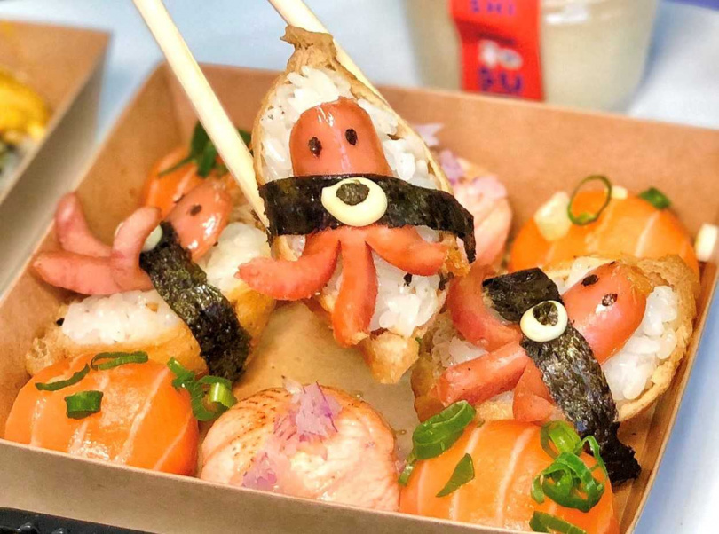 3顆「壽叔醬」造型的小章魚豆皮壽司，以及2顆炙燒鮭魚的壽司組合，整整一盒超可愛，讓人少女心噴發，不僅好吃又好拍！（IG@pin_kaohsiungfood提供）