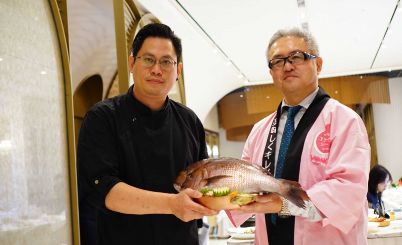 愛媛電視台西岡局長（右）將愛媛縣物產「膠原鯛」贈予樂斐法式餐廳主廚Josh。