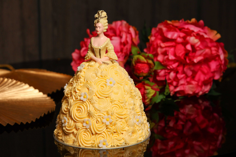 晶華酒店點心房以風靡歐洲數世紀的法國路易王朝第一美女「龐畢度侯爵夫人」為謬斯女神而打造的3D造型蛋糕「Marquise侯爵夫人」！