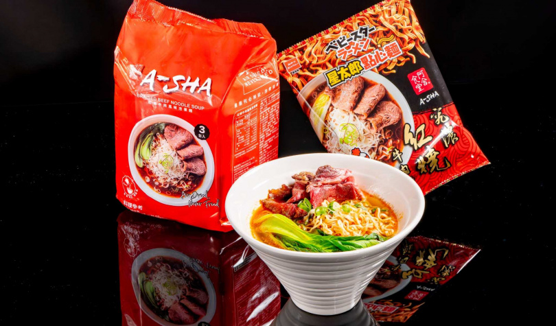 阿舍食品與星太郎合作推出「究濃紅燒牛肉麵」風味的泡煮麵與點心麵,泡煮麵採用世界首創的專利膨發技術。(圖/擷取自阿舍食品網站)