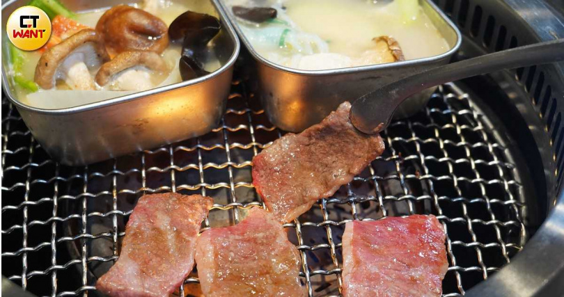 消費者可嘗試主廚的「38哲學」來烤肉片,並搭配「手作蔬菜燒」(後)讓味覺平衡。(圖/魏妤靜攝)
