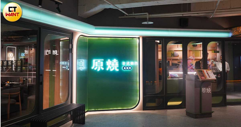 原燒台北西門概念店採用全新品牌識別綠,象徵食材的新鮮與安心,裝潢材質也以天然石材、原木與霧面金屬營造自然氛圍。(圖/魏妤靜攝)