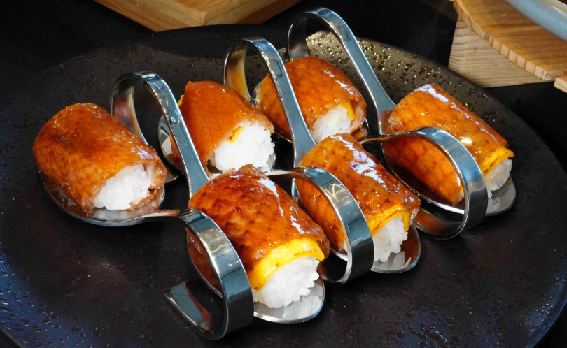 「烤鴨握壽司」咬下瞬間可感受到脆皮下的鴨油瞬間釋放、包裹住每粒米飯。（圖／魏妤靜攝）