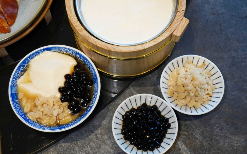 「手工桶豆花」可依喜好適度放入黑糖薑汁、黑糖珍珠、花生仁與碎冰。（圖／魏妤靜攝）