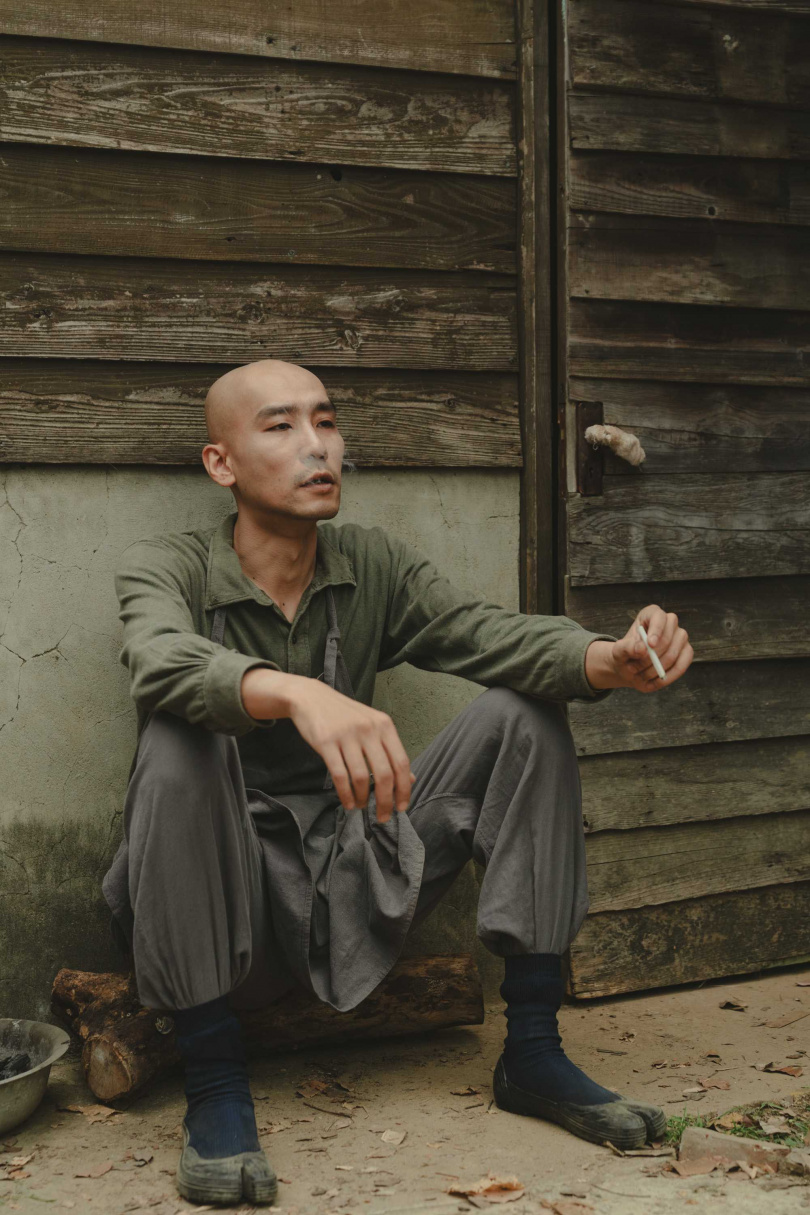 本屆金馬獎最佳造型設計許力文透露，魯常是非常特別的角色，演員本身時髦有型，要塑造成1954年的撈屍擺渡人花了許多心思。（圖／華文創提供）