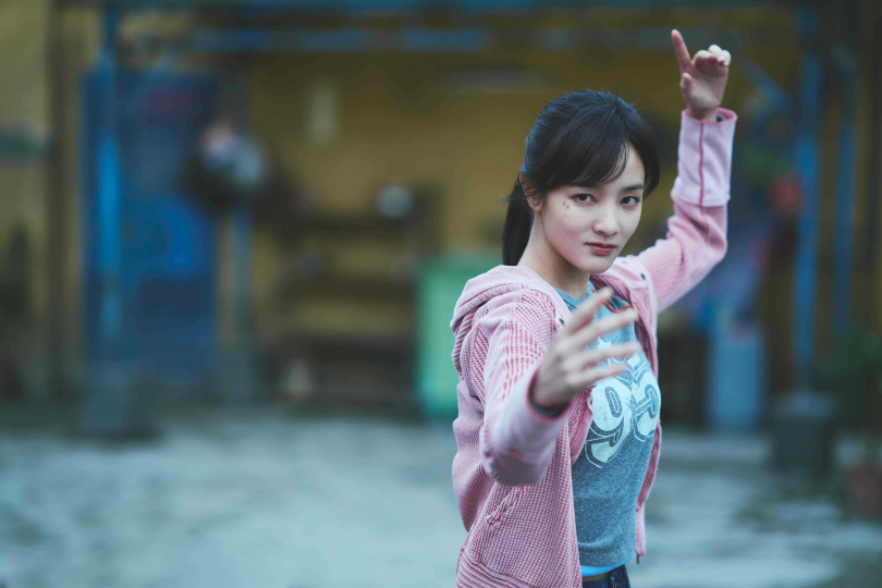 作為《功夫》女力代表,王淨全力投入高強度武打,一場下腰戲意外發現「腰力驚人」。(圖/麻吉砥加提供)