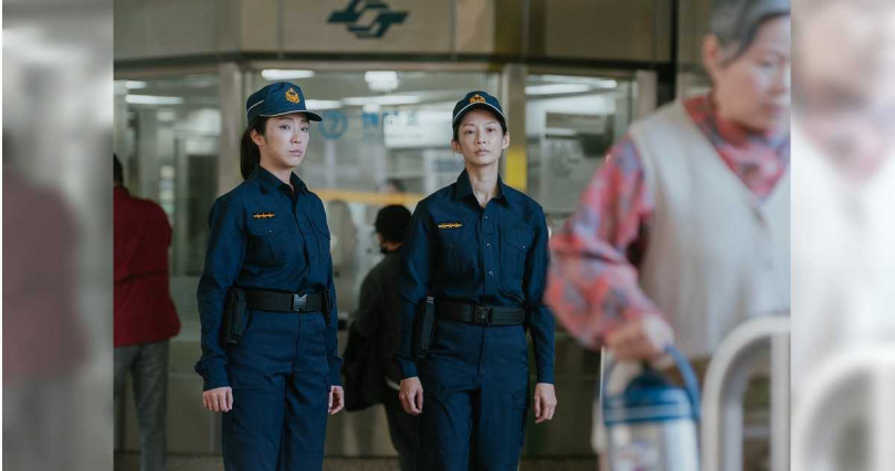 簡嫚書(右)和梁舒涵在《我的意外父母》中是捷運警察。（圖／我的耐心有限公司）