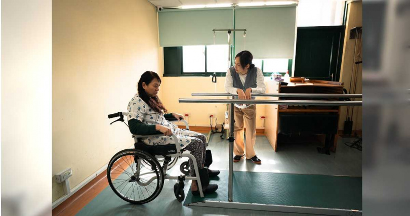 簡嫚書(右)在《我的意外父母》中陪著受傷的媽媽楊潔玫復建。（圖／我的耐心有限公司）