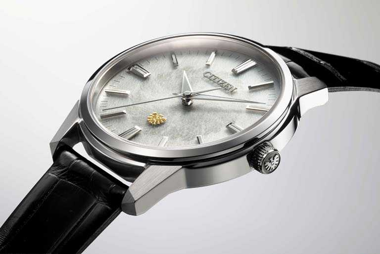 The CITIZEN「土佐和紙金鷹」腕錶，39mm，不鏽鋼錶殼，Caliber 0100自動上鍊機芯，全球90只╱208,000元