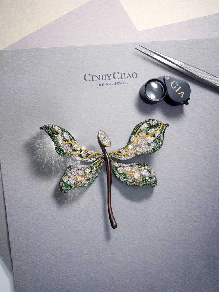 CINDY CHAO 15周年蜻蜓系列，蜻蜓胸針。（圖╱CINDY CHAO提供）