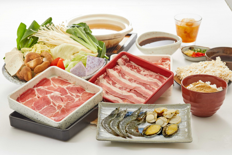 涮乃葉的「牛豬海四人鍋」內含海鮮組合、鮮嫩肉品和健康蔬菜盤，外帶享5折優惠價920元。