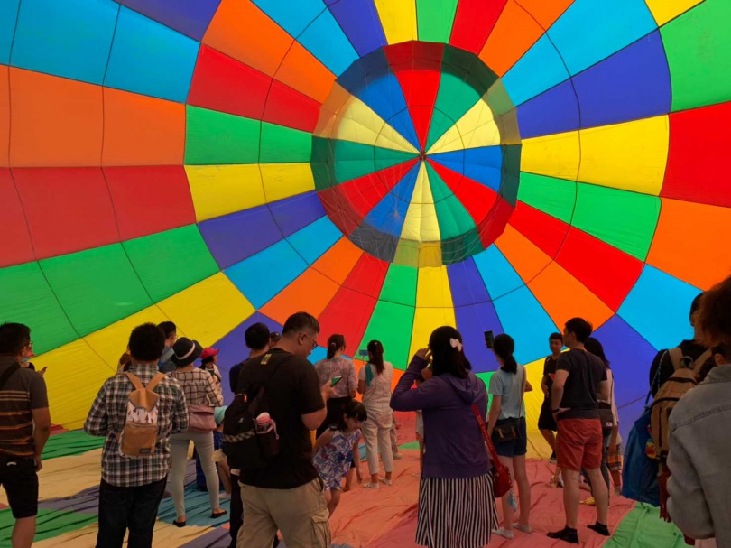 民眾可以探索熱氣球內部。（圖／資料照、桃園市政府觀光旅遊局提供）