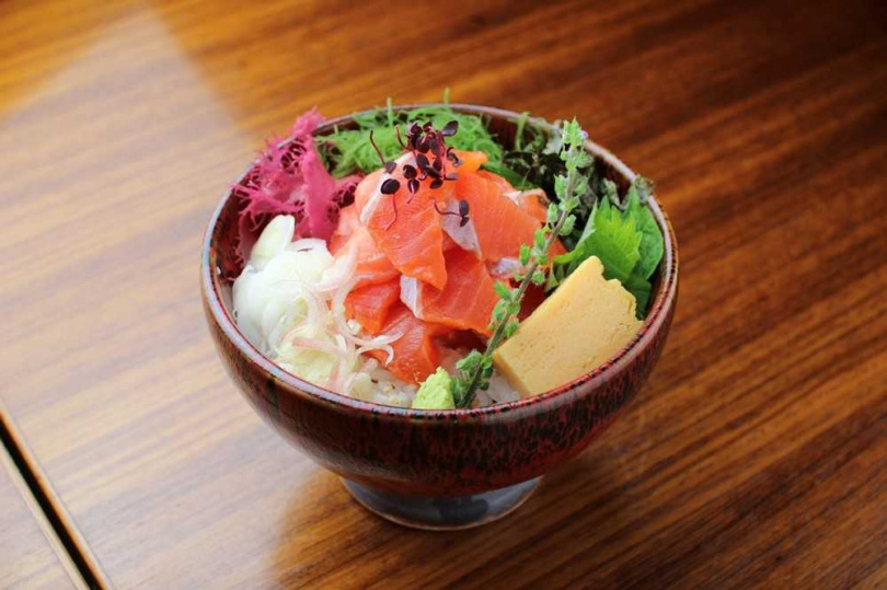 「信州鮭魚丼（信州サーモン丼）」使用成長於長野縣山間清流的信州鮭魚，特色是入口即化且無土味。（圖／熊DA）