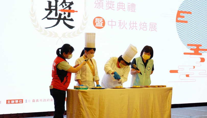 嘉義市長黃敏惠（右2）在職人教導下試做冰心月餅。（圖／魏妤靜攝，以下同）