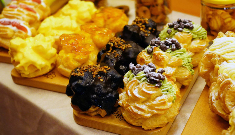 貓尾巴麵包店製作的泡芙口味相當多元，10月還將推出正流行的鐵盒餅乾。