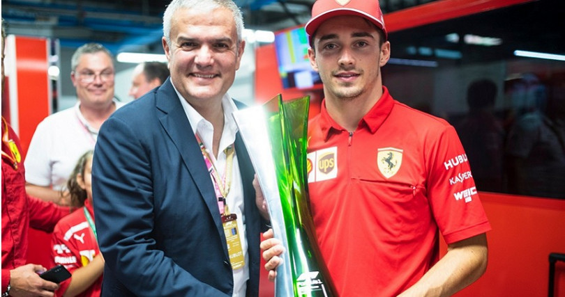 法拉利車手Leclerc在賽後抱著分站冠軍獎盃與宇舶總裁Ricardo Guadalupe合影留念。（圖／宇舶）