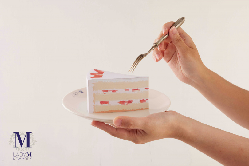11/24 起，消費滿1,200元即贈送品牌獨家訂製「蛋糕造型便條紙」，外型選莓海綿蛋糕，絕對是最Q的文具小物。