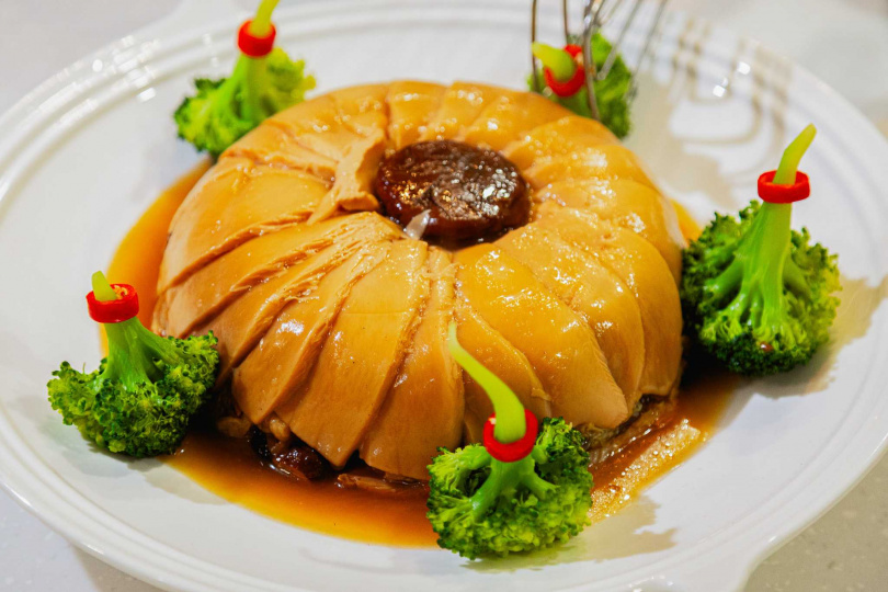 「百靈菇時蔬扣碗」形似鮑魚吉祥味濃厚的素年菜。