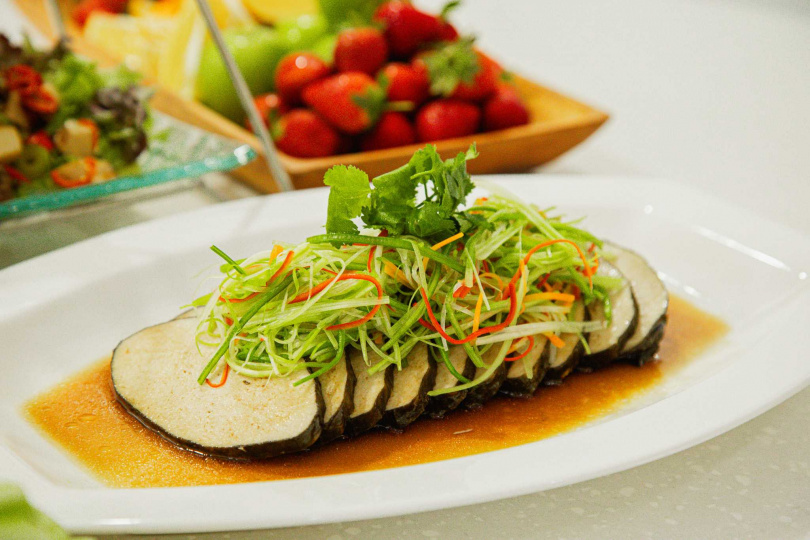 「五福臨門蒸素餘」形似魚片，卻是全素料理。