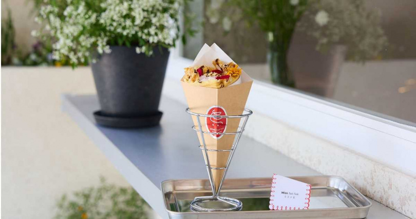 創意甜品店「花花小姐」將花藝結合冰品與可麗餅，在IG掀起打卡潮，圖為「鳳梨橙花花燒」。（160元，圖／吉祥道提供）