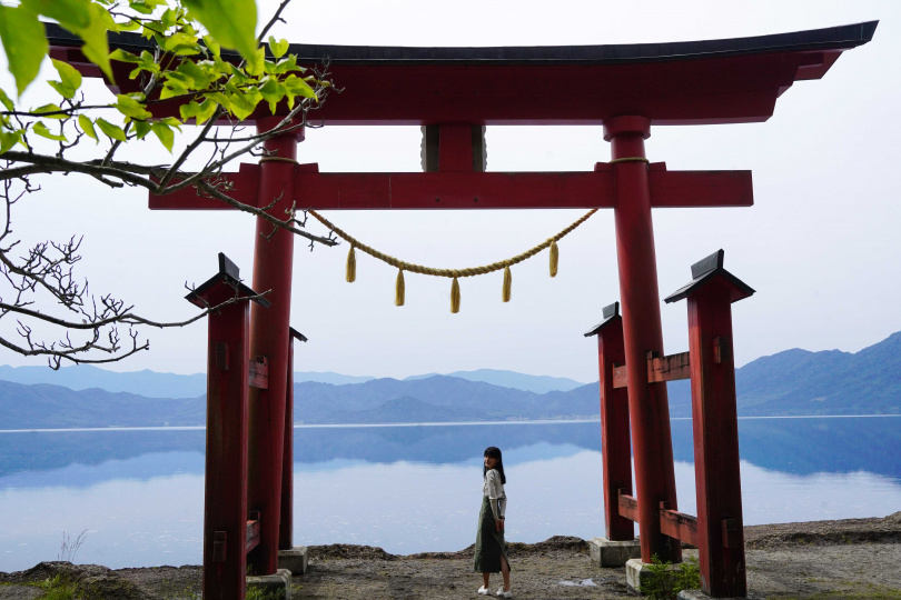 御座石神社的紅色鳥居吸引不少人拍照打卡。（圖／魏妤靜攝）