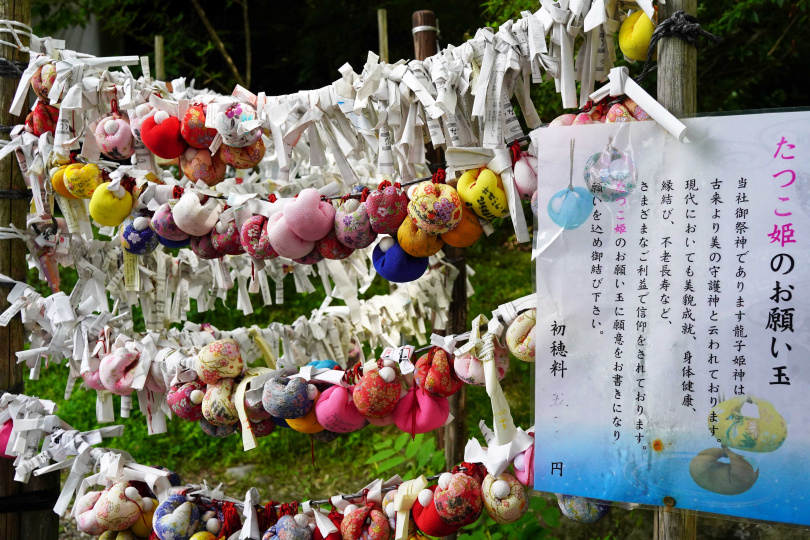 在御座石神社付500日圓可寫下願望、綁上祈願球，祈禱美貌、健康與婚姻幸福等。（圖／魏妤靜攝）