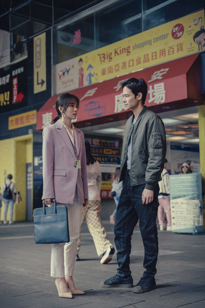 許安植(左)身穿高跟鞋拍攝追逐戲,讓她苦不堪言。(圖/公視、中華電信、瀚草文創)