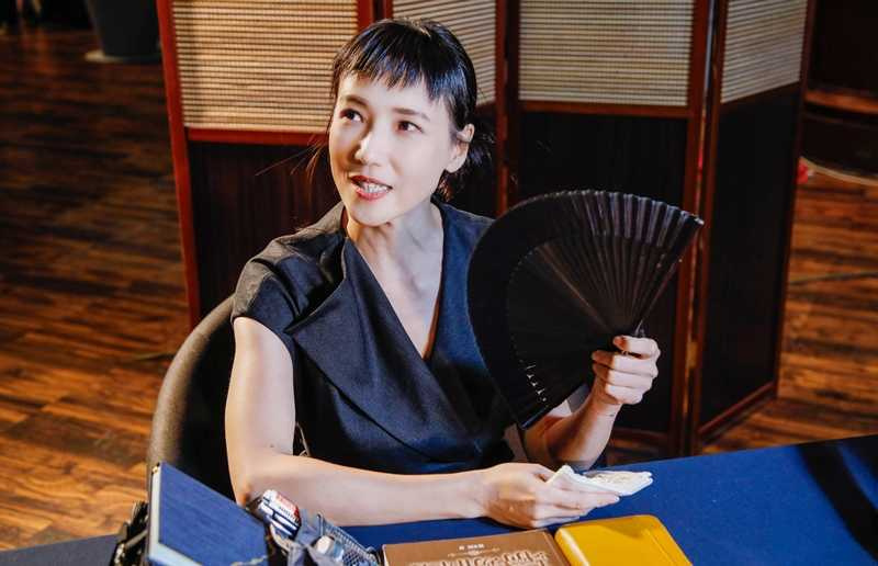 相較於隨身電風扇，張本渝更喜歡傳統扇子，覺得對環境比較不會造成負擔。（圖／趙文彬攝）