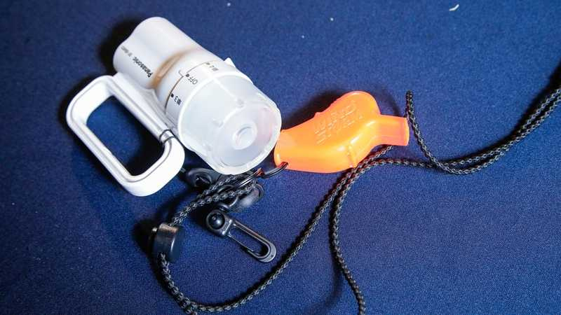 男友擔心她安危，送來手電筒和口哨。（圖／趙文彬攝）