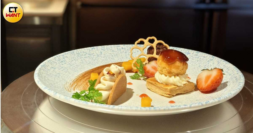 現場提供馬卡龍、生巧克力、慕斯蛋糕、聖多諾黑等精緻甜點任君選擇。（圖／魏妤靜攝）