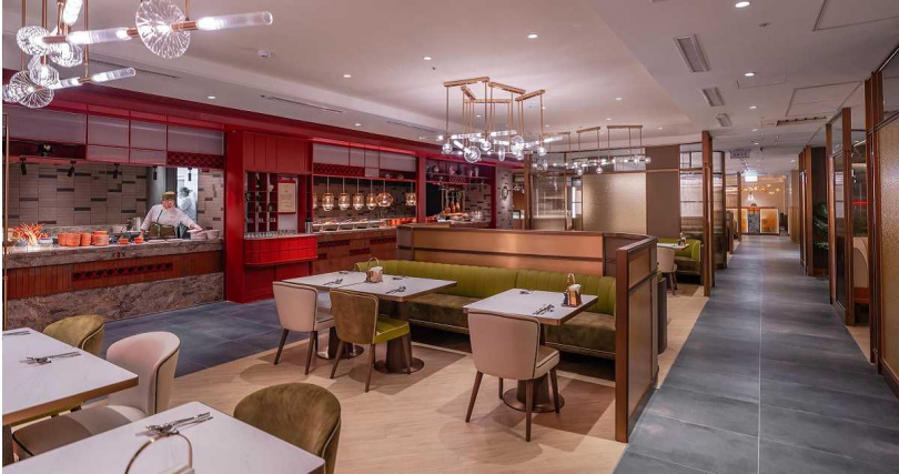 660坪的寬敞空間僅設350席座位，並以半包廂的動線設計和取餐走道巧妙區隔、桌距不擠迫。（圖／漢來美食提供）