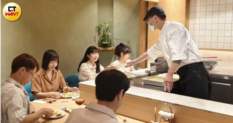 新增的「極」炸物區特設6席板前座位，需於預訂時特別標註才有機會入座。（圖／魏妤靜攝）