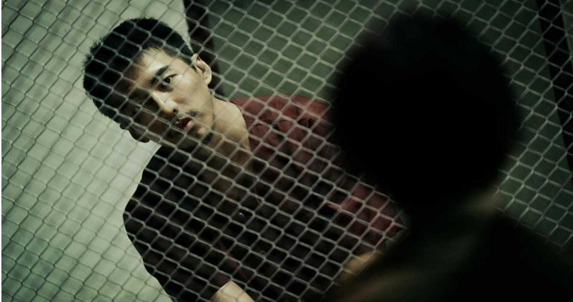 傅孟柏挑戰演出喪盡天良的詐騙首腦。(圖/Netflix提供)