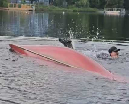 狗狗為了撿飛盤,把整艘船給翻了。(圖/翻攝自臉書)