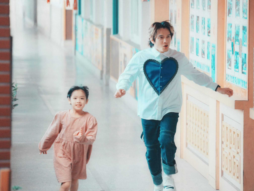 羅文裕和女兒一起拍攝MV。(圖/大賞門文化提供)