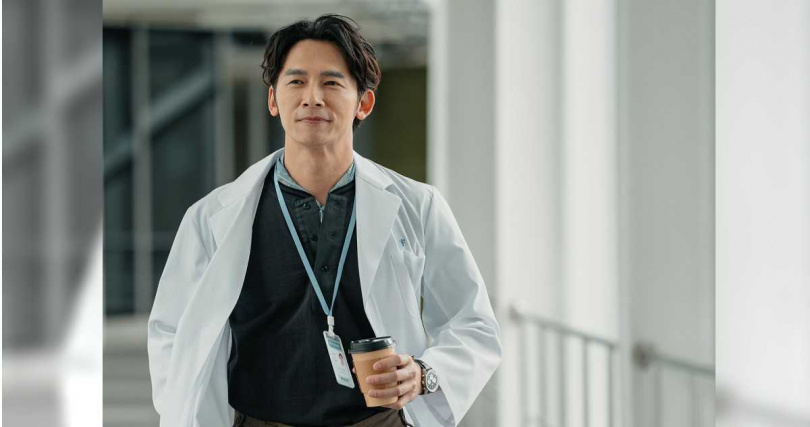 《整形過後》温昇豪飾演的整外神醫竟躺上手術台。（圖／六魚文創）