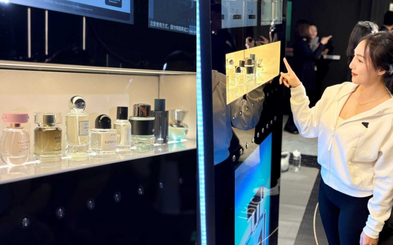 TRICENT™平台目前整合了台灣原創保養品牌美珂媞歐McCTILL、質感香氛品牌JD Scent時氛及多款國際熱門經典香氣，打造如同「城市香氛圖書館」般的多元體驗。（圖／吳雅鈴攝）