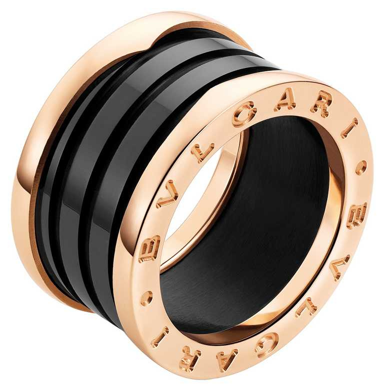 BVLGARI「B.zero1系列」黑陶瓷四環玫瑰金戒指╱51,400元。（圖╱BVLGARI提供）