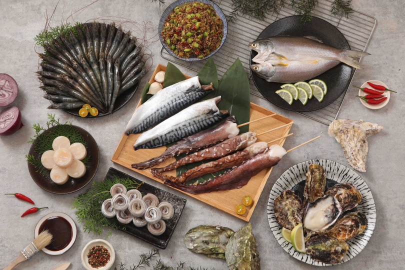 「狂烤魚．2020中秋海鮮燒烤組合」，只要退冰後就能直接上火爐烤，讓選海鮮、煮海鮮、吃海鮮都變成一件輕鬆愉快的事。（圖片提供／佐佐鮮）