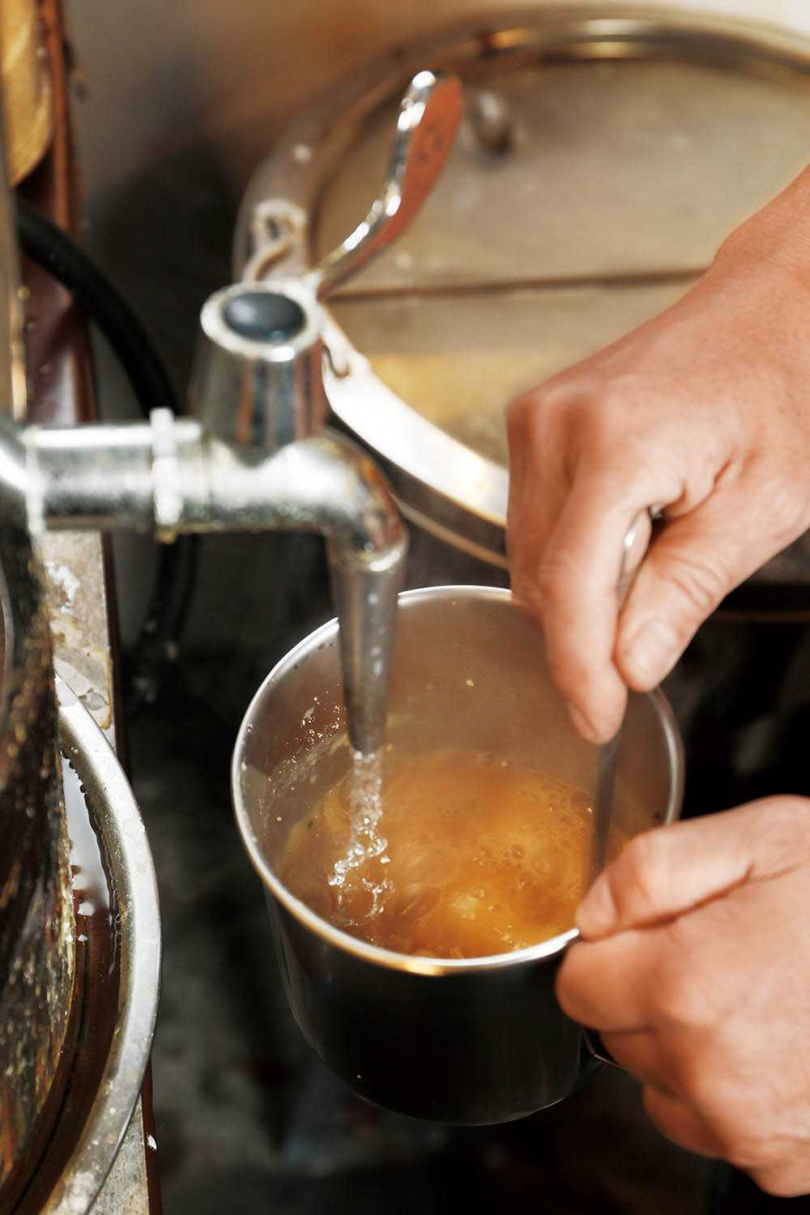 以熱水加入麵茶粉，再依老闆多年經驗的攪拌手勁與速度，讓麵茶濃稠適中。（圖／于魯光攝）
